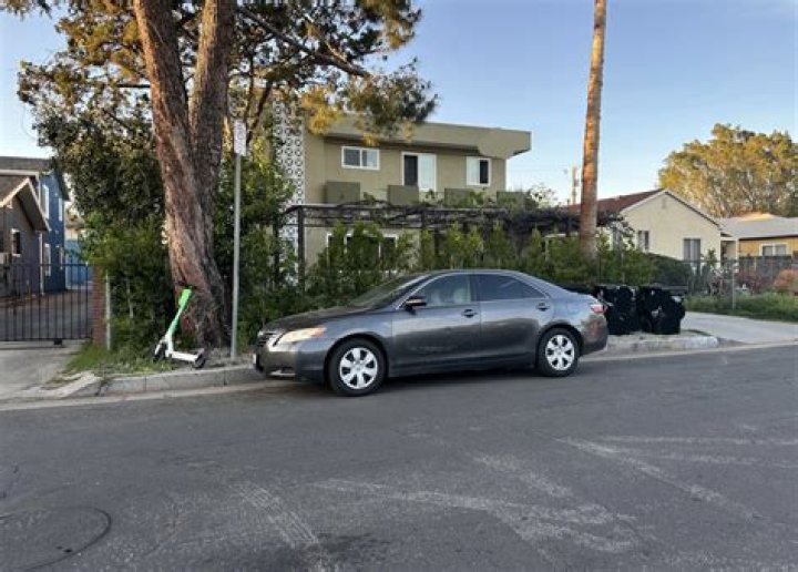 Can a car be parked on a public road without insurance?