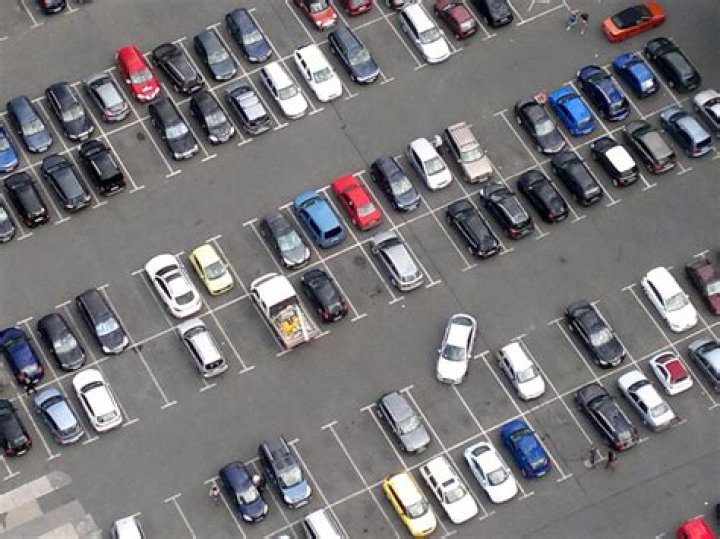 Can a car be parked on the road without insurance?