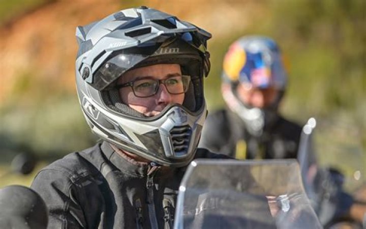 Does South Dakota require helmets for motorcycles?