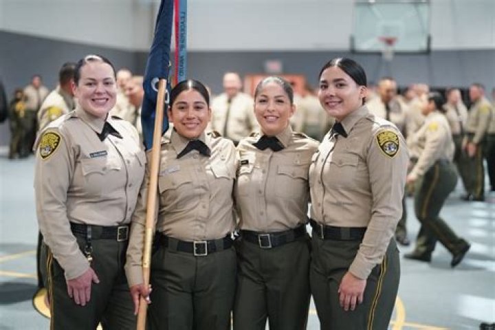 How do you become a title officer in Arizona?