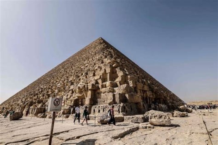 How does a pyramid scam work?